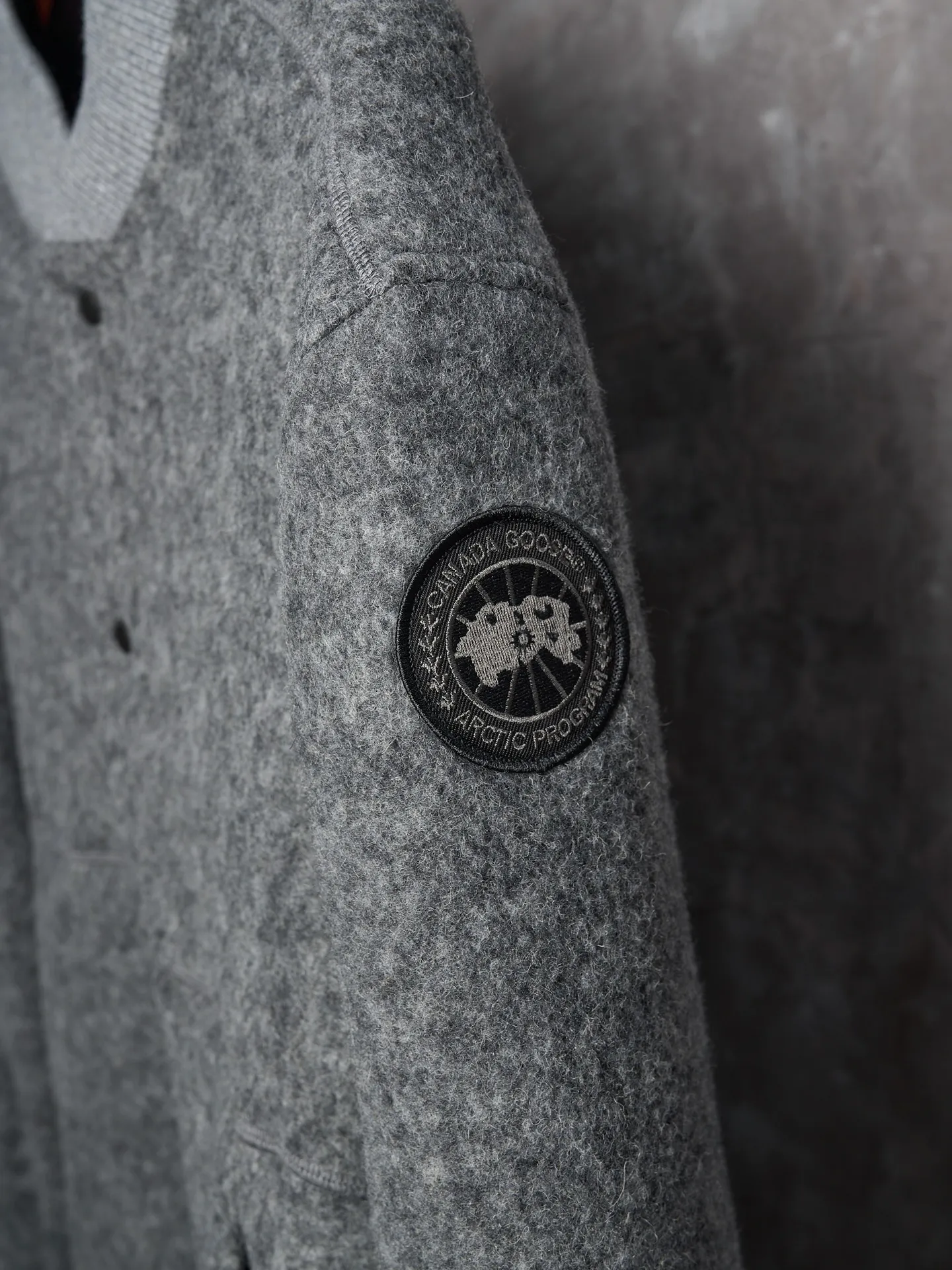 P760 Actual hanging auction] Canada Goose/Canada Goose Fleece Badge Button Cashmere Jacket [Color] Dark Gray Light Gray [Size] S M L XL Wool Blend Fabric: The main fabric of this jacket is light gray wool blend fabric to improve the wear resistance, wrinkle resistance and warmth of the fabric. Wool provides good warmth and a natural feel, while blended fibers enhance the fabric's practicality and durability.  RIBBED KNIT: The collar, cuffs and hem are ribbed knitted for added stretch and fit.  The cutting process needs to ensure that the texture and color of the fabric are evenly distributed, especially with this light gray tone, to avoid chromatic aberrations. The stretchability of wool-blend fabrics needs to be taken into consideration when cutting pieces to ensure dimensional stability of the finished garment.      Use a sewing needle and thread suitable for wool-blend fabrics to avoid damage to the fabric during sewing. The sewing stitches are even and firm to prevent thread stripping.      The temperature needs to be controlled during ironing to avoid high temperature damage to the fabric while keeping the fabric smooth and crisp.   The front and back body parts, sleeves and other main parts are stitched with flat seams to ensure a smooth silhouette.   Align the fabric texture at the splices to keep the look neat.     Details such as pockets and cuffs are designed with inset pockets to increase practicality and aesthetics.     The splicing areas are reinforced to improve durability.  The white circular armband on the left arm is an important part of the brand identity and is finely sewn to ensure it is strong and flat.